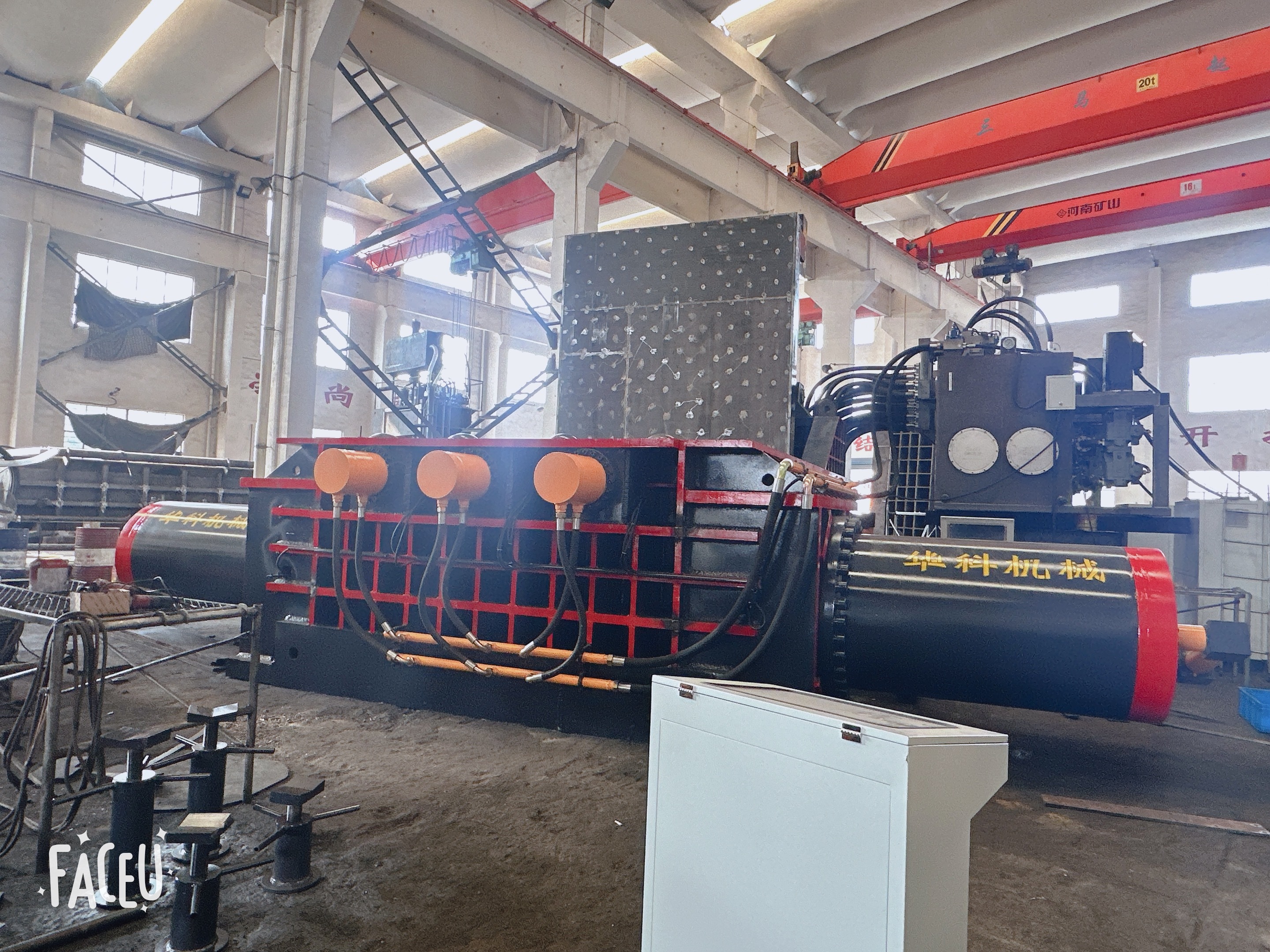 Últimos blogs de la empresa sobre Por qué la automatización del cilindro maestro dual es importante en el empacado de chatarra de alta resistencia